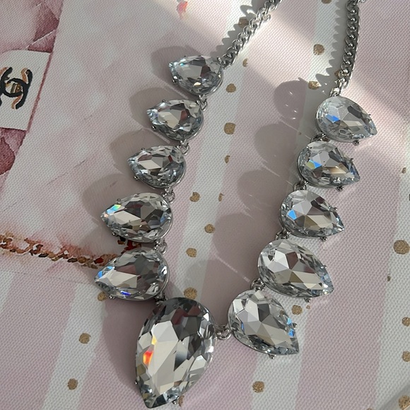 LARGE GORGEOUS CRYSTAL STATEMENT NECKLACE - Picture 2 of 7